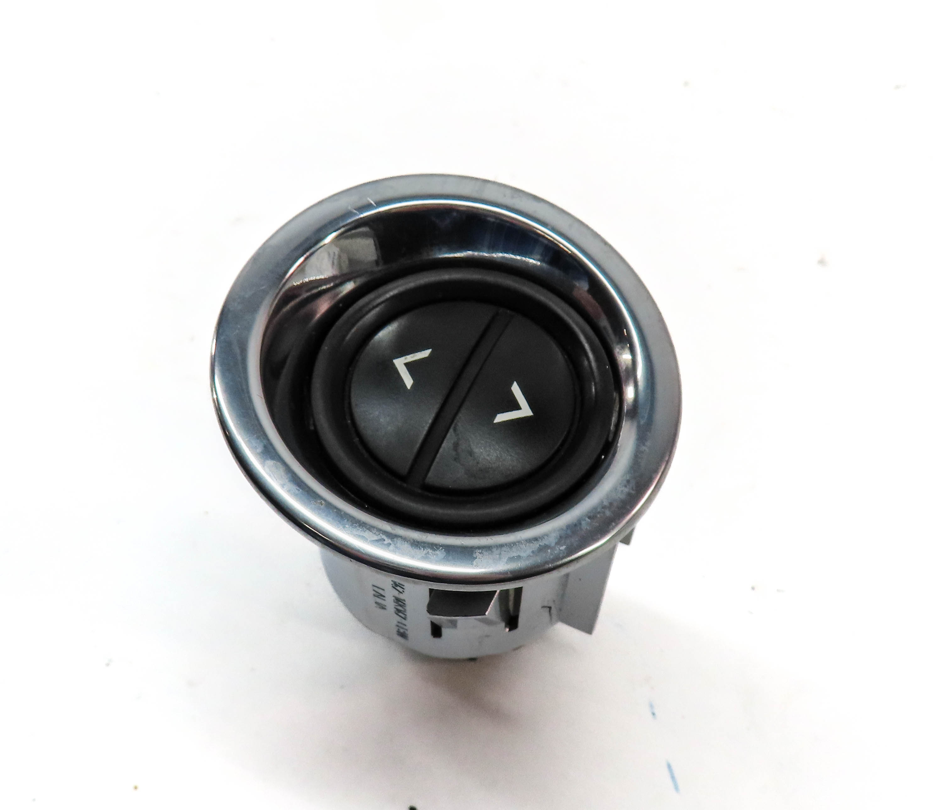 2012 RANGE ROVER (L322) FRONT RIGHT PASSENGER GLOVEBOX RELEASE SWITCH BUTTON — exact item pictured